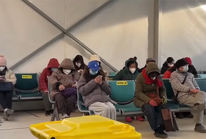 Entre o sintomas mais comuns do HMPV humano estão tosse, febre, congestão nasal e falta de ar, podendo evoluir para bronquite ou pneumonia em casos graves.