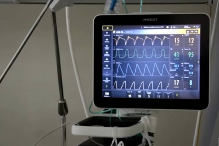 A infecção é mais comum nos primeiros anos de vida, com reinfecções frequentes. O vírus é transmitido por gotículas respiratórias, contato próximo ou superfícies contaminadas.