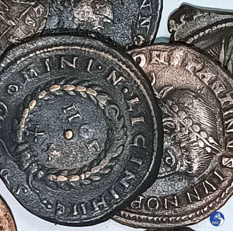 Estima-se que haja entre 30 e 50 mil moedas no local, a maioria em excelente estado de conservação, dando para reconhecer inclusive datas e rostos.