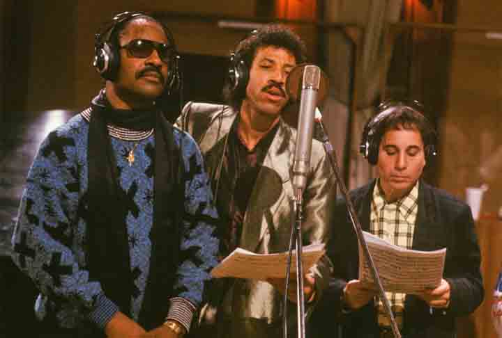 Na ocasião, ela decidiu testar quem iria reconhecer os artistas originais do clipe “We Are The World”, de 1985. Ela tinha dúvidas se os alunos jovens conheceriam os cantores que aparecem no famoso clipe. 