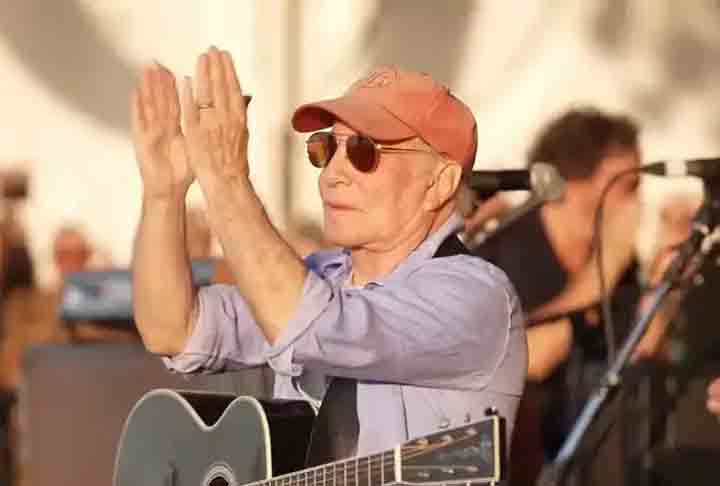 Paul Simon, considerado uma lenda do folk norte-americano, foi apontado como “aquele cara da série The Office”.