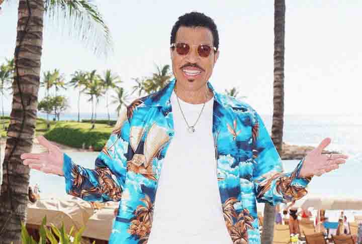 O artista se tornou um dos artistas mais vendidos de todos os tempos, com mais de 100 milhões de discos vendidos em todo o mundo. 