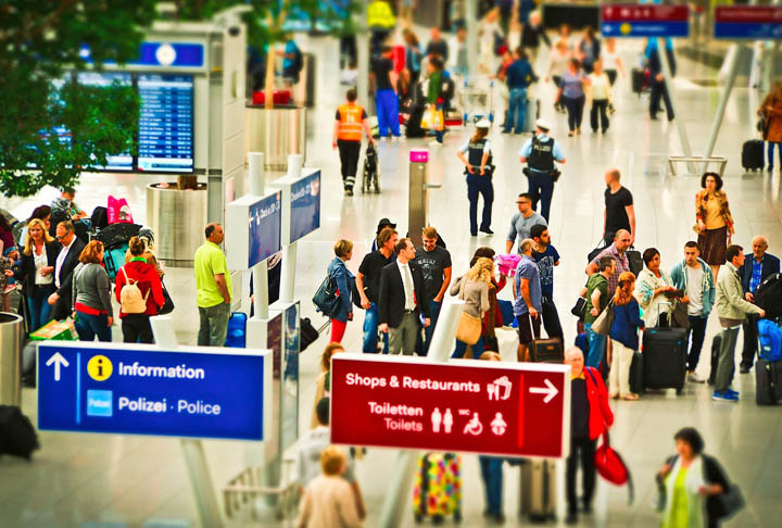 A circulação permitida para turistas no continente europeu é de 90 dias. Além disso, a entidade europeia afirma que o visto concedido por Portugal viola o acordo de Schengen. 