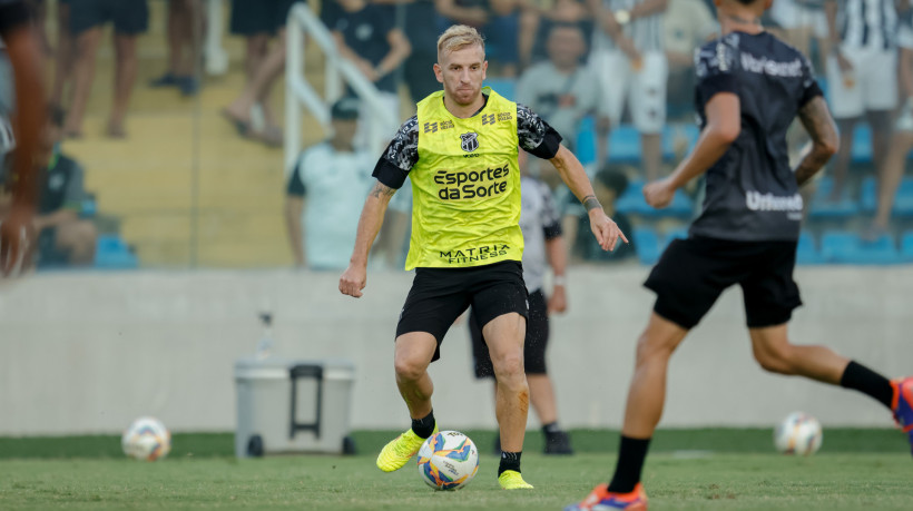 FORTALEZA, CEAR&Aacute;,  BRASIL- 11.01.2025: Pedro Henrique. Treino aberto do Cear&aacute; Sporting Club no Est&aacute;dio Presidente Vargas. (Foto: Aur&eacute;lio Alves/Jornal O POVO)