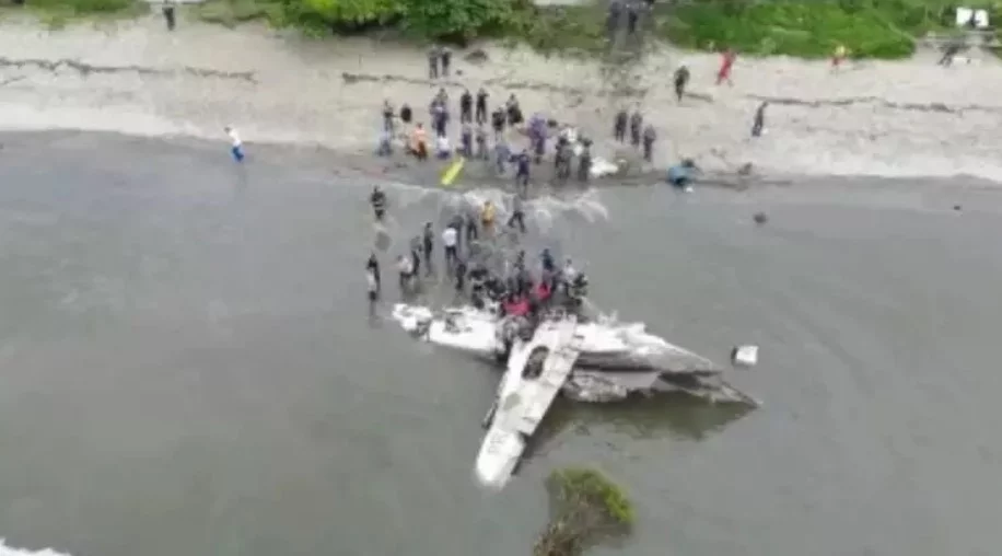 Fabricada em 2008 pela Cessna Aircraft, a aeronave tinha capacidade para oito pessoas. O Cenipa (Centro de Investigação e Prevenção de Acidentes Aeronáuticos) recolheu os destroços para perícia como parte das investigações para apurar as causas do acidente.
