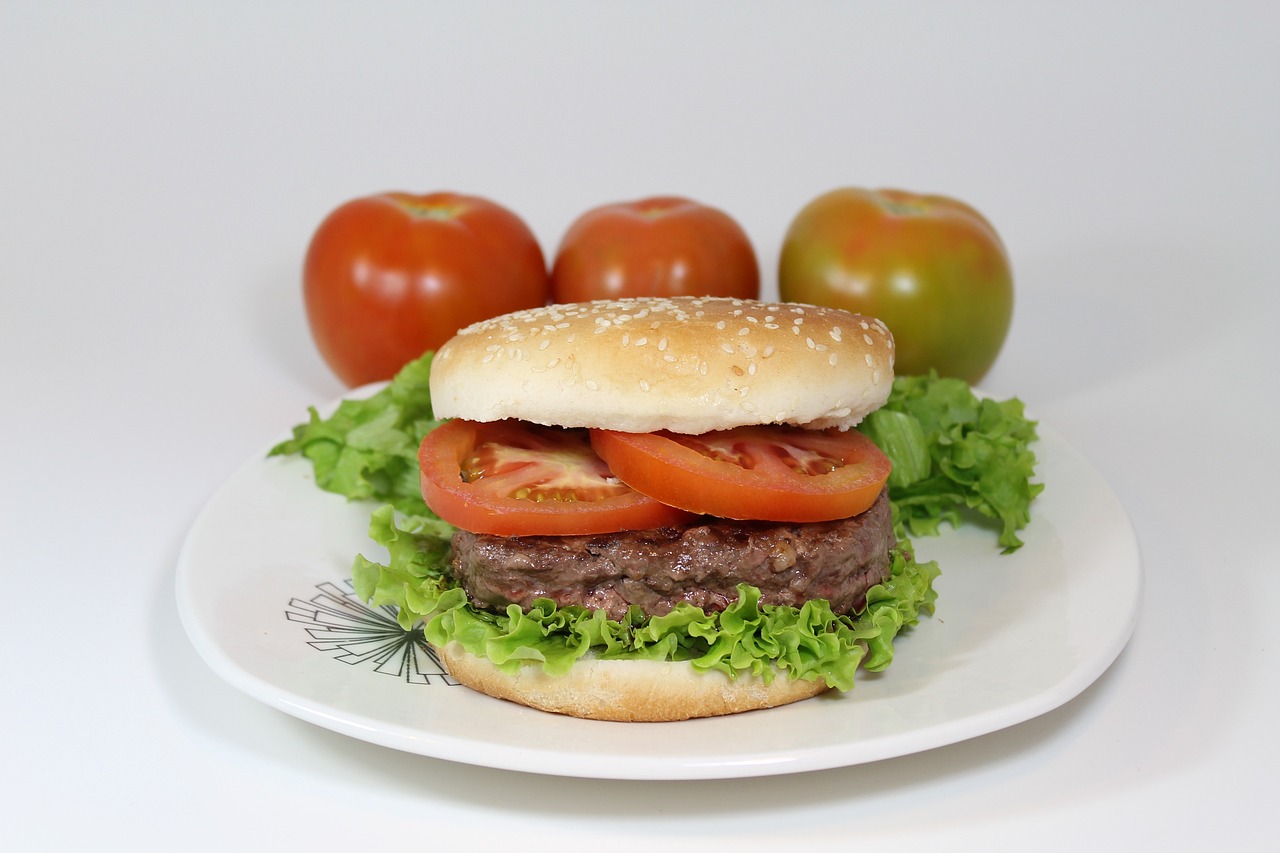 Ao lado do tomate, a alface também aparece, com frequência, em sanduíches, que levam hamburguer, frango ou peixe. Os tipos desta hortaliça são: americana, crespa, lisa, romana, mimosa e roxa, que traz uma cor diferente ao prato.