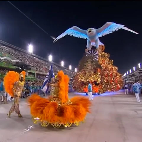 FEVEREIRO/MARÇO - O Carnaval é uma explosão de alegria com desfiles, blocos de rua, trios elétricos e fantasias, especialmente no Rio de Janeiro, Salvador e São Paulo. No Rio, o desfile das escolas de samba do Grupo Especial, em 2025, terá três dias, em vez de dois. Será no domingo, segunda e terça. 