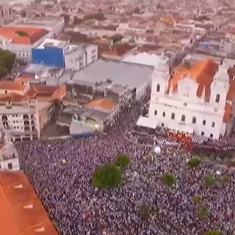 OUTUBRO - Círio de Nazaré (PA) - Celebrado no segundo domingo de outubro em Belém, Pará, é a maior manifestação religiosa católica do Brasil, em devoção a Nossa Senhora de Nazaré, com procissões que atraem milhões de fiéis.

