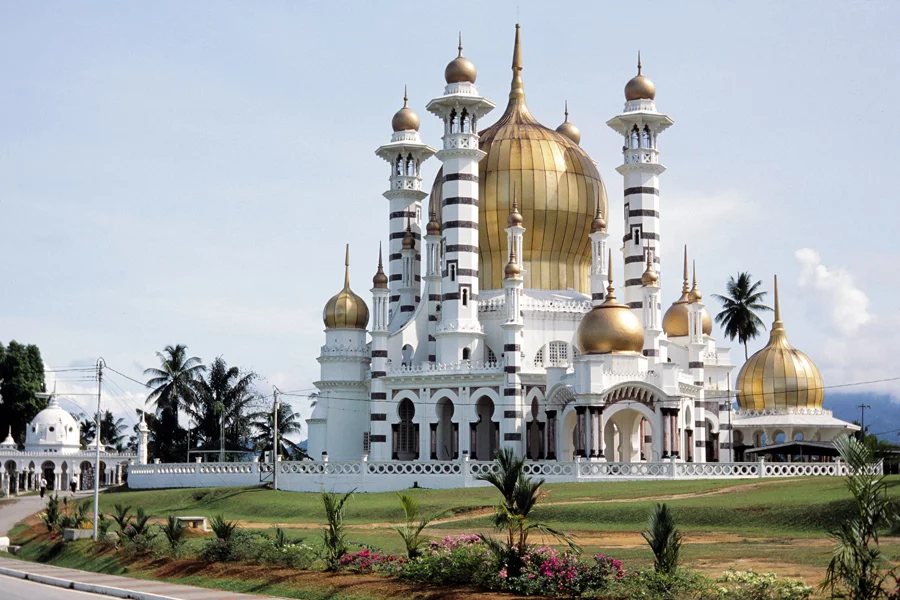 Mesquita de Ubudiah (Malásia) - Fica em Kuala Kangsar. Inaugurada em 1917, tem estilo arquitetônico indo-sarraceno, com farto uso de mármore branco e uma grande cúpula dourada