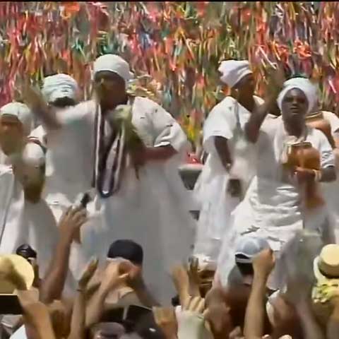 Na Lavagem, as pessoas ficam vestidas de branco. 200 baianas levam água-de-cheiro em homenagem a Oxalá, acompanhadas de cantos de matriz africana e atabaques. 