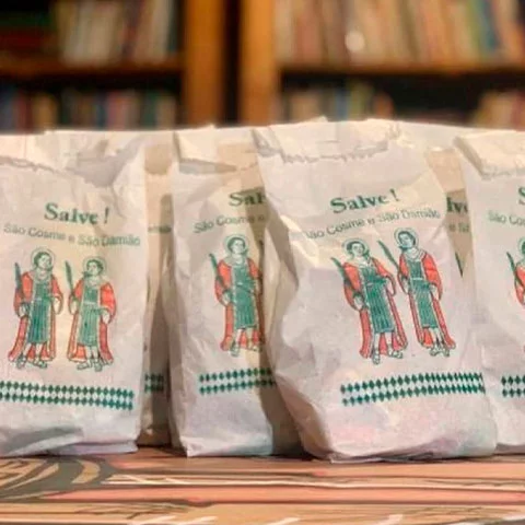 SETEMBRO - Dia de São Cosme e Damião -  No dia 27 de setembro, os santos protetores das crianças são lembrados pelas religiões de matriz africana e pela igreja católica. Pessoas distribuem saquinhos de doces e crianças vão às ruas para pegá-los em todo o Brasil. 