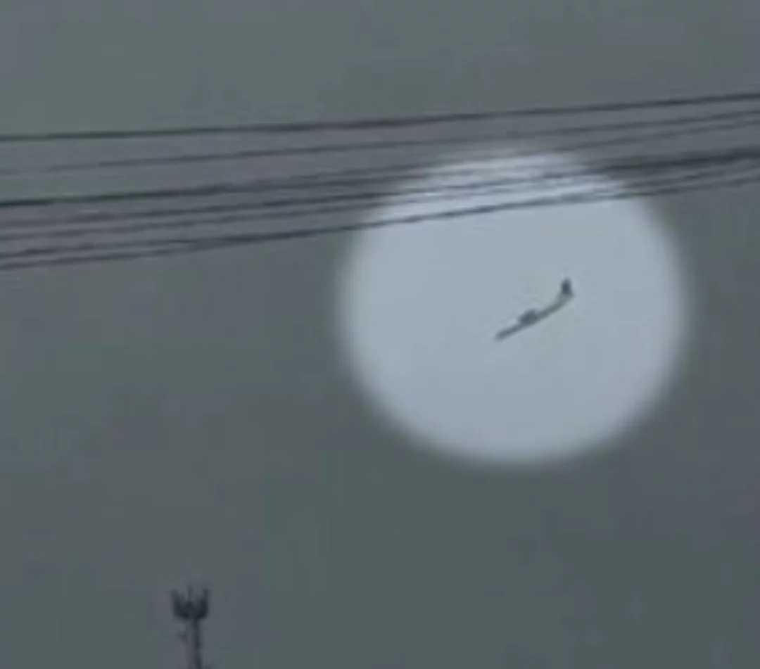 O voo 2283 da Voepass, antiga Passaredo, saiu de Cascavel, no Paraná, e se manteve regular durante 1 hora e 35 minutos. Mas quando faltavam 17 minutos para o pouso em Guarulhos (SP), previsto para 13h45, o avião caiu.