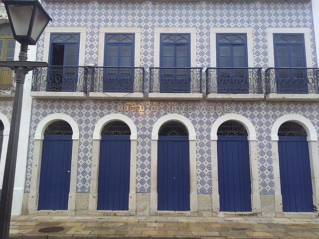 Os azulejos são utilizados na decoração de fachadas, casas e igrejas, trazendo um toque vibrante à arquitetura colonial da cidade. 