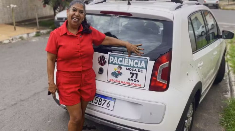 Mulher usa placa para pedir calma aos motoristas