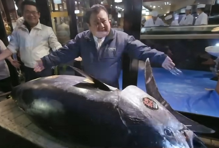 Em 2019, o magnata do sushi Kiyoshi Kimura pagou US$ 3,1 milhões por um atum-rabilho de 278 kg em um leilão em Tóquio, estabelecendo o recorde do peixe mais caro da história.