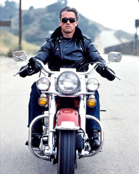 Arnold Schwarzenegger - O Exterminador do Futuro se amarra em motocicletas. Entre elas, Harley-Davidson e, principalmente, Indian Chief Classic. 