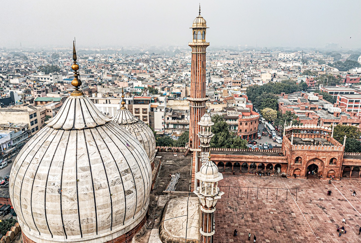 Na Índia, país com dimensões continentais, há culturas variadas. Hindus, cristãos e muçulmanos fazem a disseminação de costumes. Assim, o mercado de bebidas é altamente regulado. Em alguns estados, vigora a proibição; em outros, as vendas se limitam a lojas aprovadas pelo governo. O consumo em lugares públicos é vetado. 