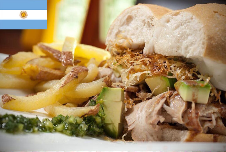 3º - Sanduíche de Lomo - Feito com filé mignon (bife de lomo) ou carne de porco. Leva alface, cebola, maionese, chimichurri, presunto, queijo, ovo frito e tomate. 