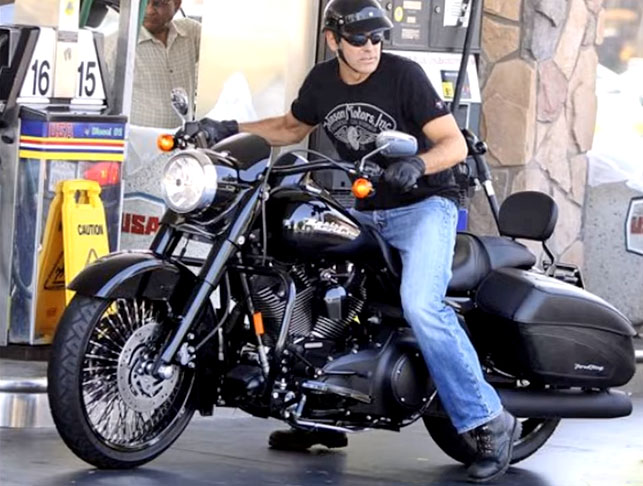 George Clooney - O galã não deixou de andar de moto nem mesmo após se acidentar em 2007.  Ele colidiu na lateral de um carro e foi arremessado para longe, na Itália. A moto do acidente foi doada para leilão de caridade. Mas Clooney segue como piloto. 