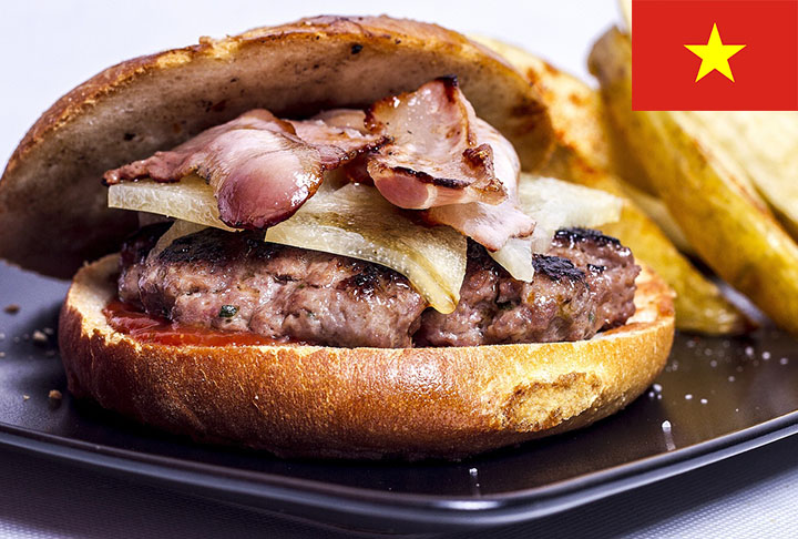 5º - Bánh mì heo quay - É originário do Vietnã e  em português significa barriga de porco assada. A carne -  temperada com especiarias e uma camada de sal - vai ao forno, depois é fatiada e colocada no pão. Sua popularidade é tanta no país que o prato pode ser comprado em diversas barracas de rua. 