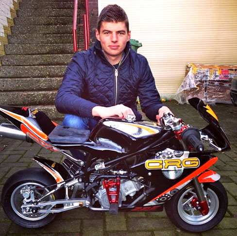 Max Verstappen - Outro campeão de Fórmula 1, Max Verstappen também se rendeu às motos. Uma das preferidas é a scooter Vespa Sprint S 50. Verstappen cogitou disputar o MotoGP por sua escuderia (Red Bull), mas direção vetou por achar perigoso (F1 é prioridade). 