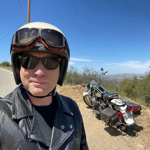 Ewan McGregor - O ator escocês é apaixonado por motos desde jovem. Ele disse que pegou o gostinho ao ganhar uma mobilete aos 10 anos. McGregor tem vários modelos. 