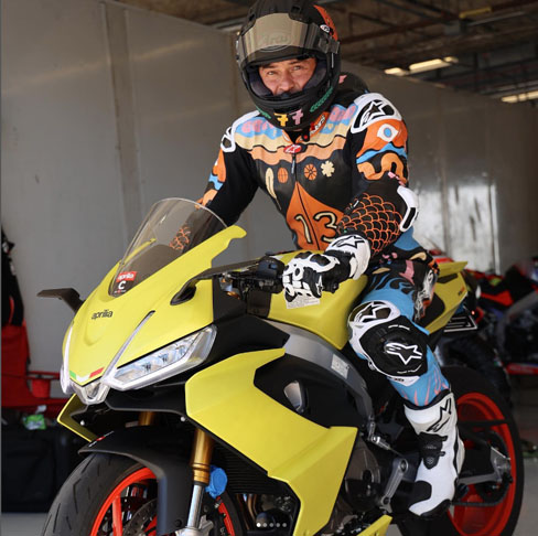 Orlando Bloom - O galã de Piratas do Caribe curte motos BMW, Ducati, Buell e Deus ex Machina. E tem o hábito de customizar as motos. 