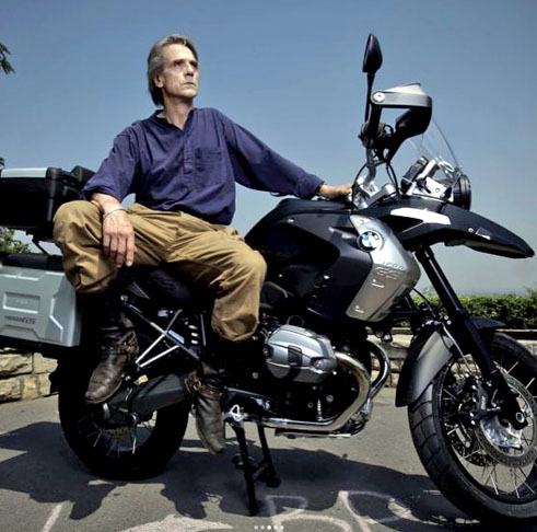 Jeremy Irons - O ator britânico é um dos mais fiéis no uso de motos. São décadas de prática. Em maio deste ano (2022), foi visto saindo do teatro numa moto com a esposa Sinead Cusack. Moto sempre, no dia a dia. 