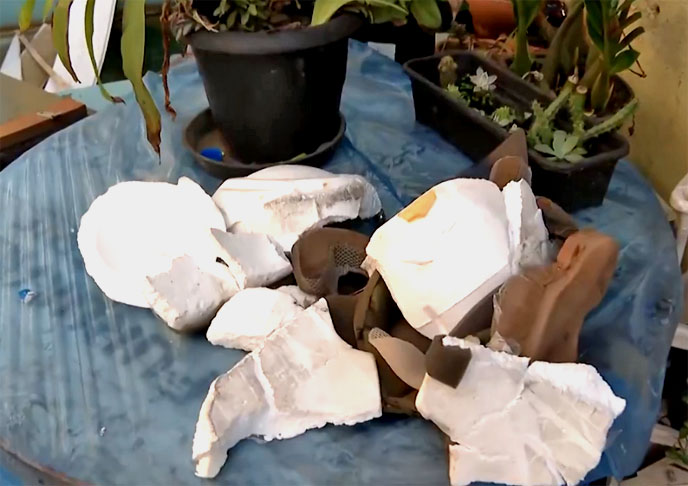 O estado do capacete após o acidente deu a dimensão do perigo. O equipamento de segurança ficou completamente destruído. Se não fosse usado, o motociclista teria a cabeça esmagada pelo ônibus. 