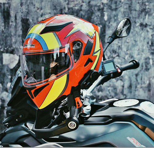 Além de capacete, veja outros itens que ajudam - e muito - na proteção dos motoqueiros. Alguns, como jeans ou calçados especiais, dificilmente poderiam ser usados no dia a dia, mas são boas opções para viagens mais longas, em estradas. 