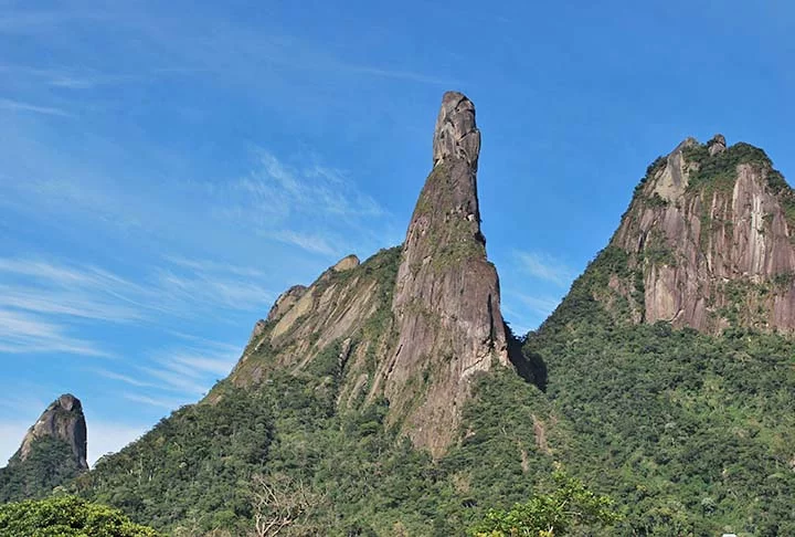 Dedo de Deus, Rio de Janeiro: Esse pico é famoso por se parecer com uma mão apontando o dedo indicador para o céu. Fica localizado no Parque Nacional da Serra dos Órgãos, em Teresópolis e é considerado um dos berços da escalada no Brasil.