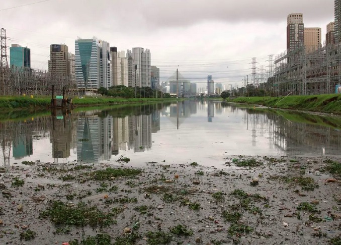 Embora tenha sido apresentado como um rio revitalizado pela Sabesp e pelo governo de São Paulo, segundo o g1 o local tinha lixo flutuando na margem oposta à da prainha.