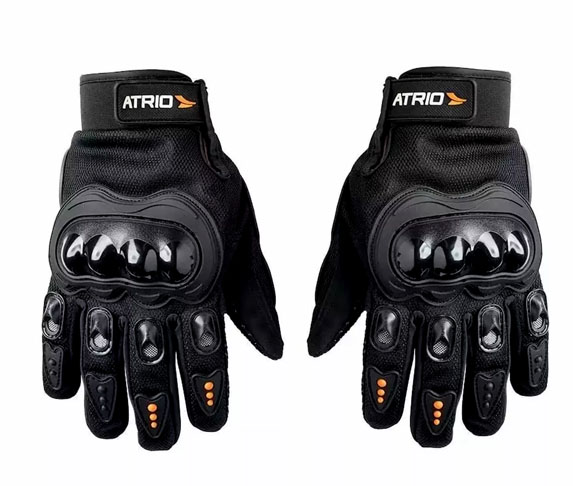 Luvas - Modelos de nylon e de couro, impermeáveis, evitam danos maiores às mãos em caso de acidente e protegem contra a chuva. Essas luvas são quentes e, se a pessoa preferir, pode escolher um tecido mais leve, que tenha reforço nas palmas e nos ossinhos da parte superior. 