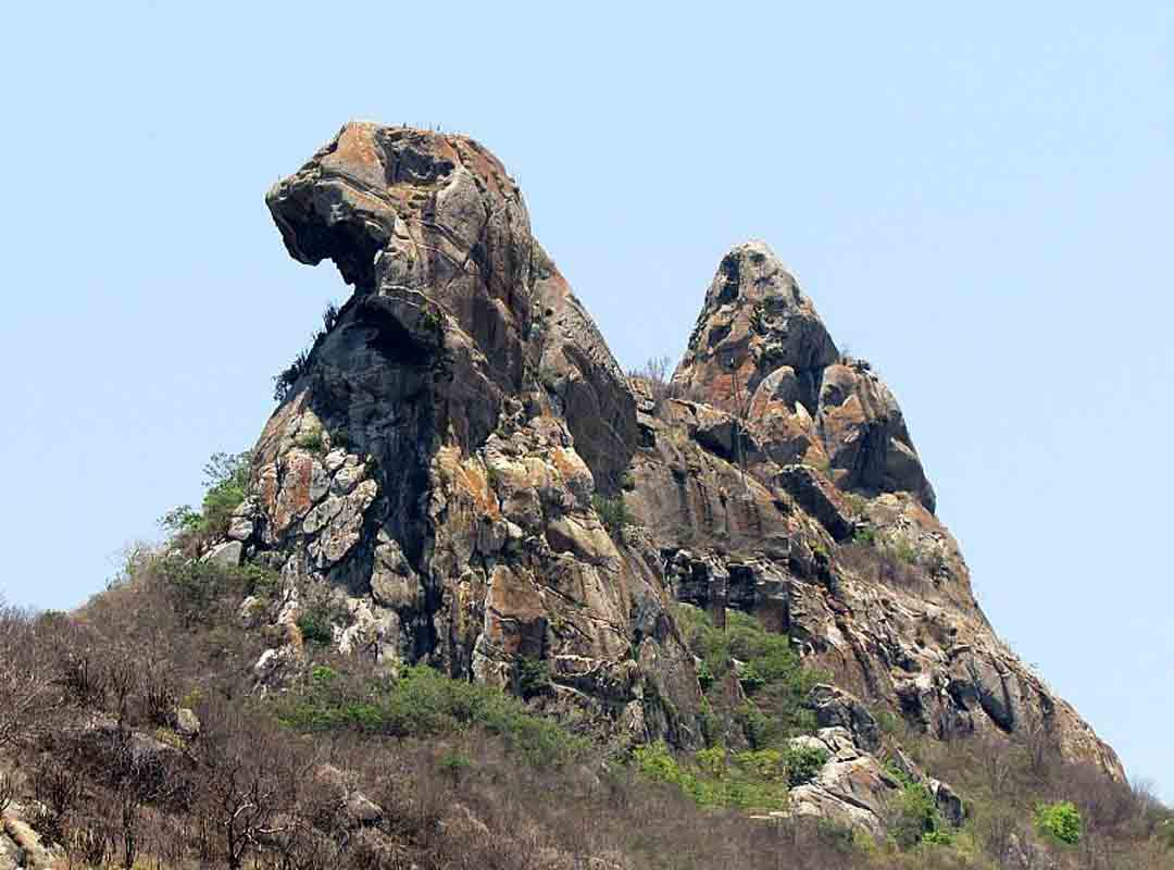 Pedra da Galinha Choca, Ceará: Uma das formações rochosas mais curiosas desta lista, essa pedra lembra uma galinha tentando botar um ovo. Fica localizada em Quixadá, que significa em tupi-guarani “Pedra de Ponta Curvada”.