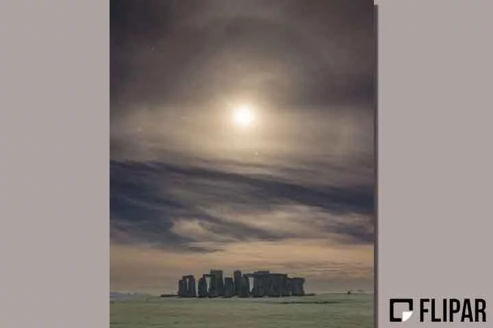 Stonehenge é amplamente conhecido por sua conexão com os movimentos do Sol, em particular no solstício de verão, quando milhares de pessoas se aglomeram no monumento nas primeiras horas do dia para testemunhar o nascer do Sol.