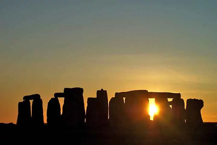 Embora a mudanÃ§a na posiÃ§Ã£o do satÃ©lite seja sutil, a estagnaÃ§Ã£o lunar Ã© difÃ­cil de interpretar, Ellington disse que acha que a ligaÃ§Ã£o Ã© plausÃ­vel porque muitas pessoas antigas observavam o cÃ©u muito de perto.