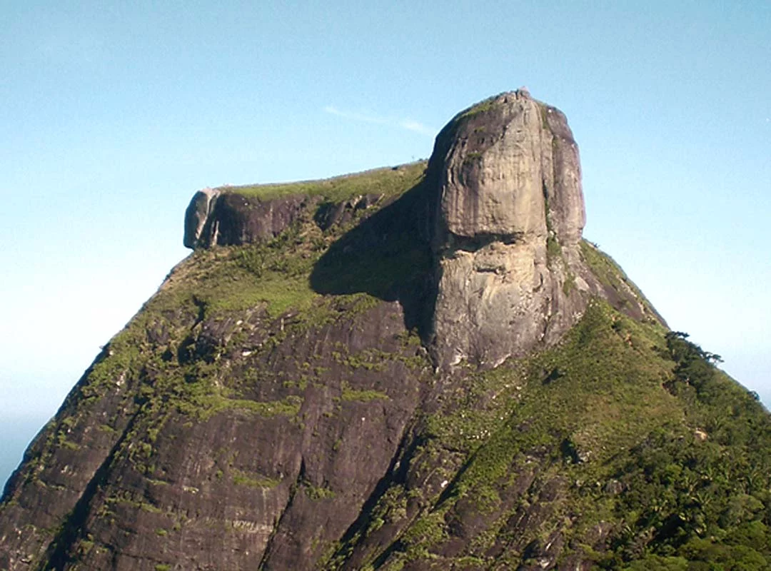 Rosto na Pedra da Gávea, Rio de Janeiro: Esta formação rochosa, localizada no Parque Nacional da Tijuca, é uma das mais intrigantes do Brasil, e existem várias teorias sobre como ela se formou. Uma das mais conhecidas sugere que ela não foi esculpida pelo tempo, mas sim pelos seres humanos, há milhares de anos.