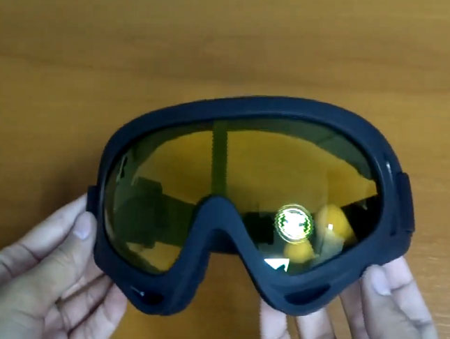 Óculos escuros - Os modelos de acetato, anatômicos junto ao nariz, são os melhores. Ficam por dentro do capacete e protegem contra objetos voadores. 