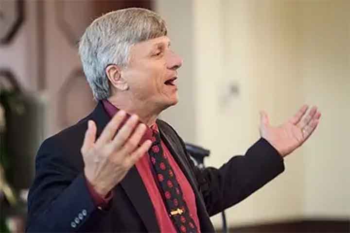 Bradley Schaefer, professor emérito do departamento de Física e Astronomia da Louisiana State University, nos EUA, disse que estava cético de que os antigos soubessem da estagnação lunar e construíssem monumentos alinhados com ela. Ele sugeriu que seria mera coincidência.