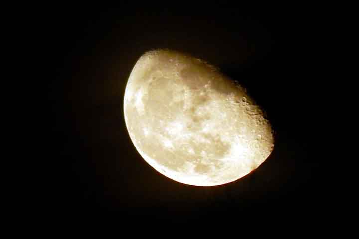 Uma pista foi o fato de os arqueólogos terem encontrado restos humanos cremados agrupados no sudeste, perto de onde ocorrerá o nascer mais ao sul da Lua. 