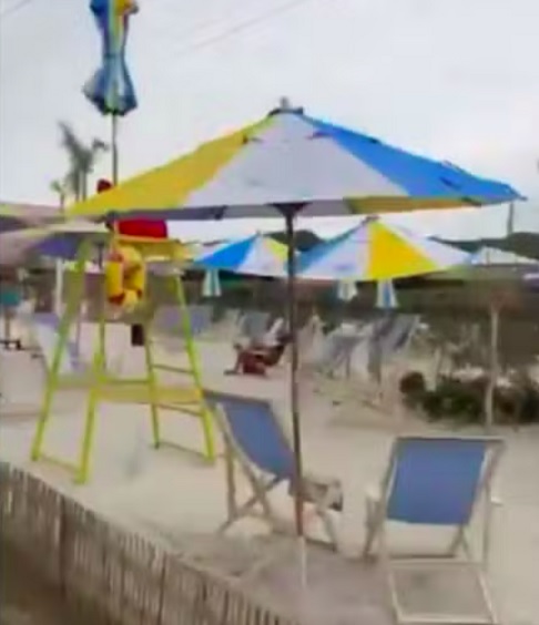 O espaço da prainha tinha cadeiras de praia, guarda-sóis e quadra de beach tennis em uma área com areia. 