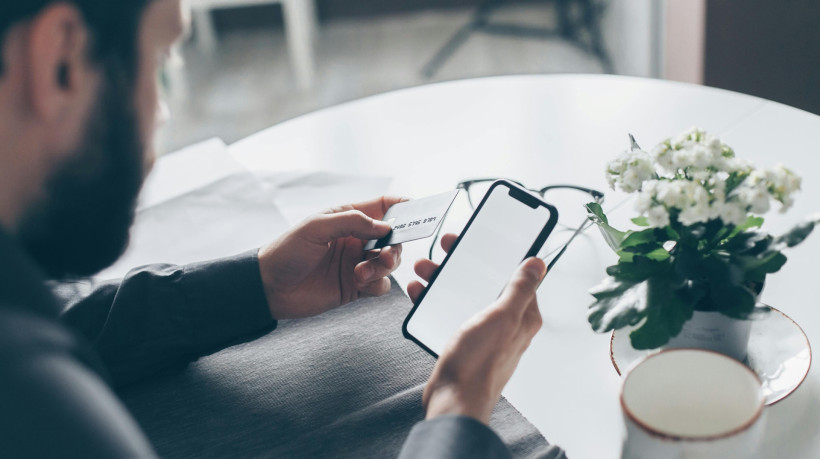 Entenda como funcionam as movimentações financeiras e fiscalização com cartão de crédito que é compartilhado
