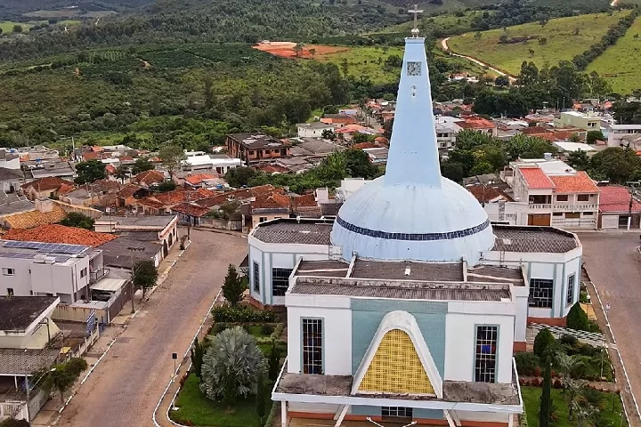 Flávio é natural de Candeias, município de cerca de 14 mil habitantes do centro-oeste de Minas Gerais.  
