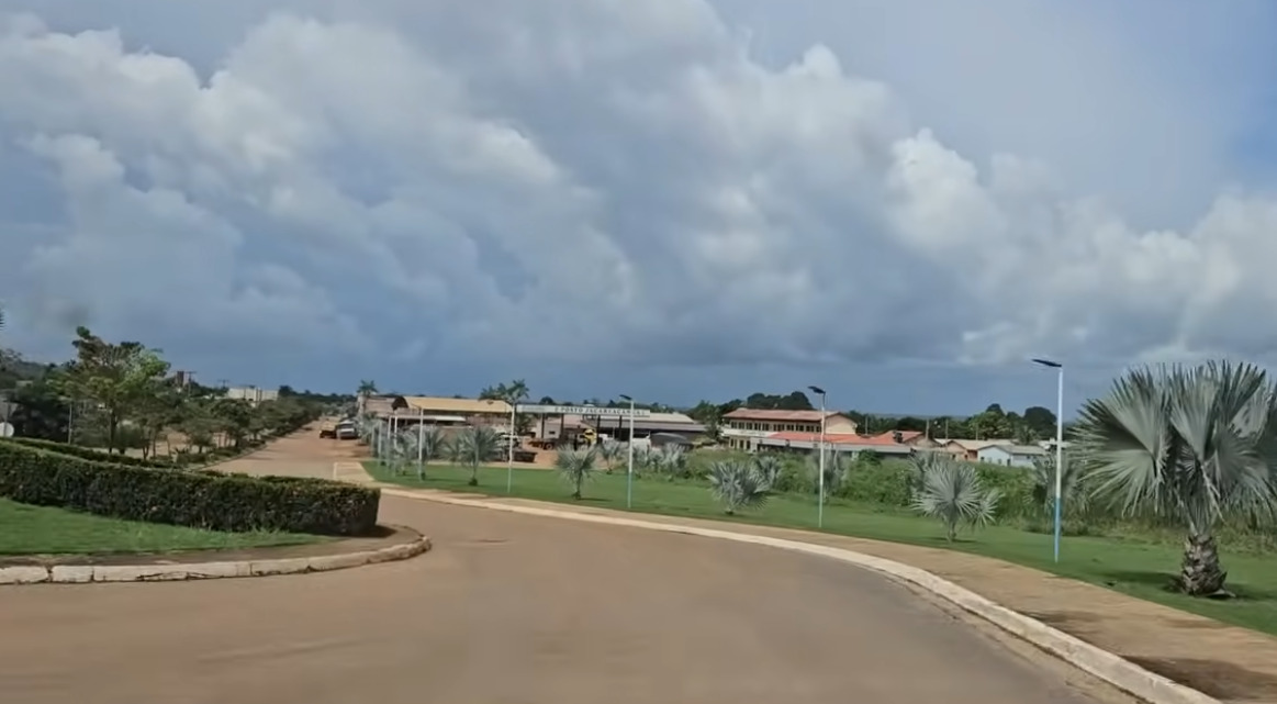 Jacareacanga (PA) - 38,92 pontos - Distância de grandes centros prejudica o desenvolvimento econômico. Sofre com a exploração de ouro ilegal que degrada o ambiente. Infraestrutura urbana é insuficiente para atender à população.
