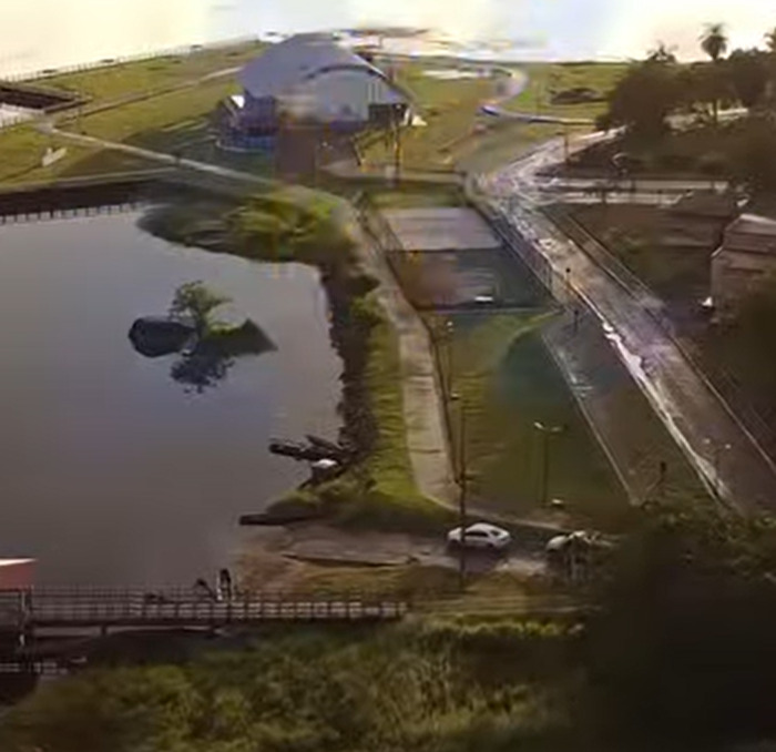 Pracuúba (AP) - 43,50 pontos - Distante de centros econômicos e com acesso limitado a transporte. Serviços de saúde e educação são insuficientes para a população. Economia de subsistência e falta de diversificação econômica.
