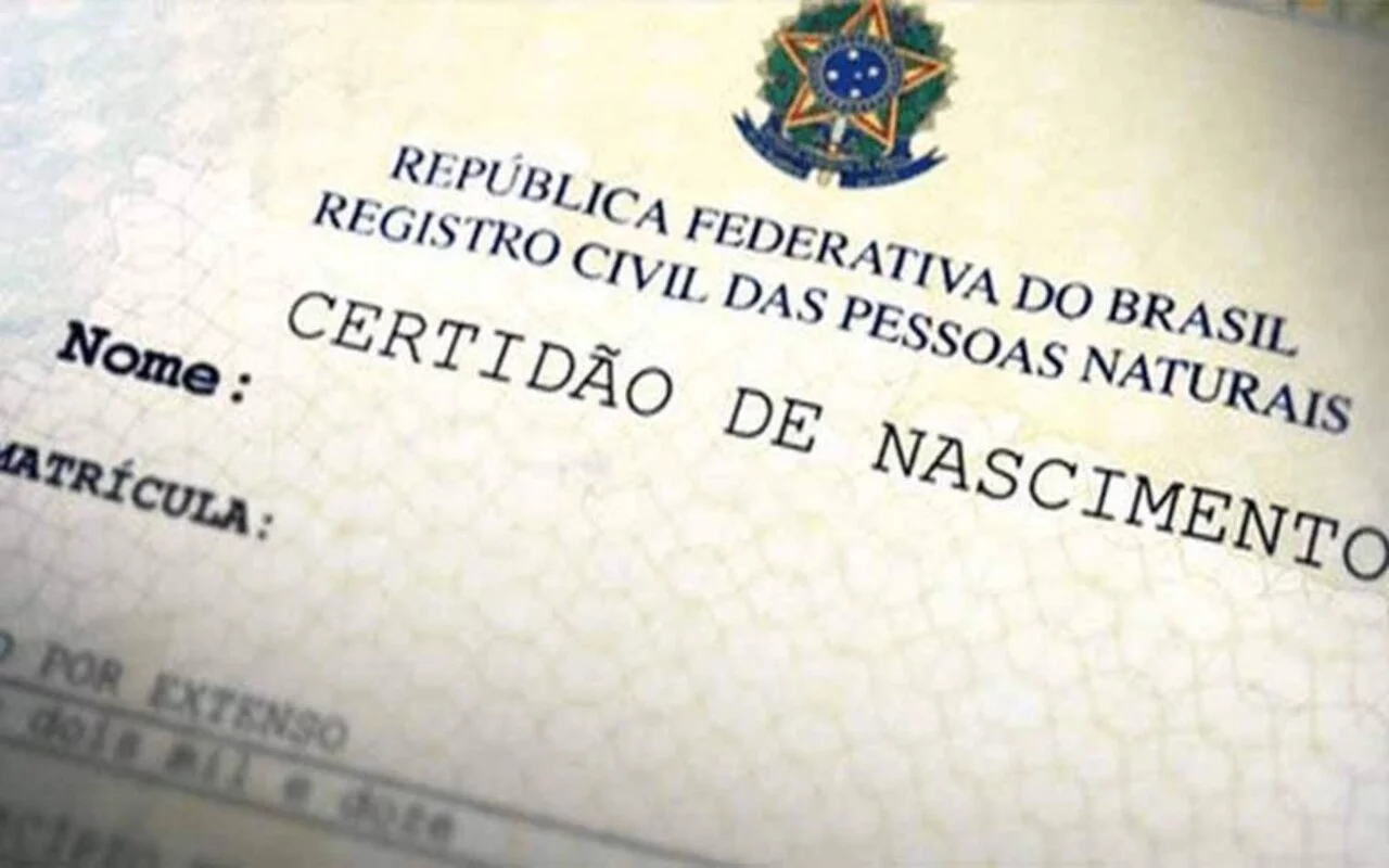 Uma lei federal aprovada em 27/6/ 2022 tornou muito mais fácil e barata a troca de nome no Brasil.  Só no primeiro ano de vigência da lei nº 14.382 mais de dez mil brasileiros trocaram de identidade. 
