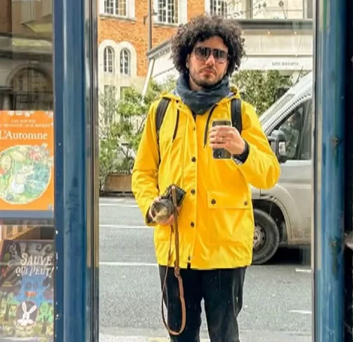 Depois de um tempo, mudou-se para Belo Horizonte. Ele cursou Artes Plásticas na Escola Guignard, da Universidade do Estado de Minas Gerais.