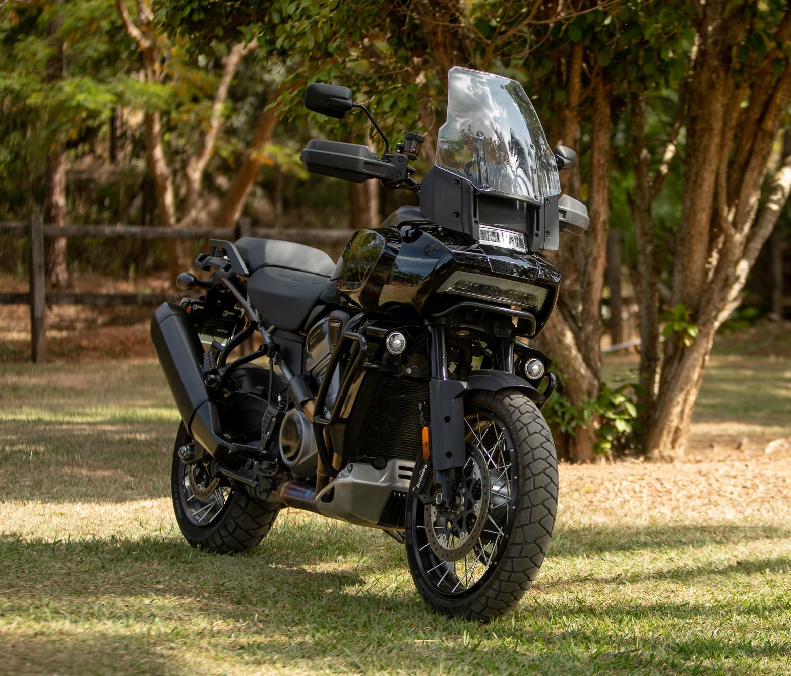 A moto poderosa é capaz, portanto, de receber com conforto um homem de 1,93 metro, alto e forte, com muito estilo. Mas custa caro (o que não é problema para o ator milionário): cerca de R$ 150 mil.  