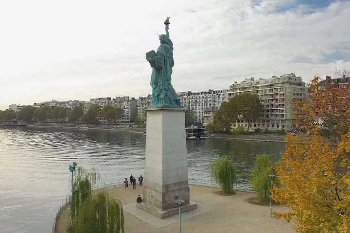 A Ilha dos Cisnes, onde o brasileiro caiu na água, é uma pequena ilha artificial localizada no Rio Sena, que foi construída em 1827. Tem aproximadamente 850 metros de comprimento e apenas 11 metros de largura.