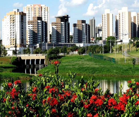 Indaiatuba (SP) - 70,47 pontos  - Alto IDH e segurança pública eficiente. Proximidade com Campinas e São Paulo facilita acessos econômicos e culturais. Planejamento urbano prioriza qualidade de vida com boas áreas residenciais.